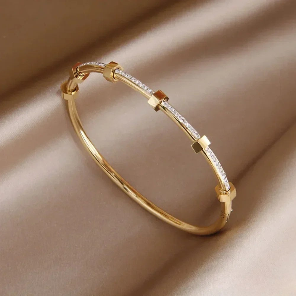 Elegant Golden Bracelet in Bright Design